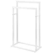 mDesign Portasciugamani da appoggio per il bagno – Porta asciugamano in metallo su 2 livelli – Moderno appendi asciugamani per doccia, mani e salviette – bianco opaco
