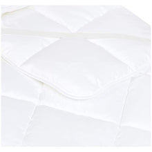 Amazon Basics - Coprimaterasso morbido, imbottitura in microfibra e poliestere, con elastici, bianco, 160 cm x 200 cm