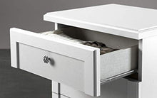 Comodino con 3 cassetti. Bianco larice (cm. 57 x 48 x 62h)