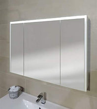 Armadietto bagno specchio a tre ante e ripiani, moderno illuminazione led