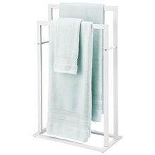 mDesign Portasciugamani da appoggio per il bagno – Porta asciugamano in metallo su 2 livelli – Moderno appendi asciugamani per doccia, mani e salviette – bianco opaco