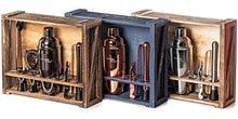 Set di utensili da bar con supporto in legno rustico. Rame