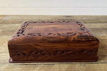 Carved pattern di legno scura Treasure Chest Trinket
