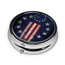 Betsy Ross - Contenitore rotondo per pillole con bandiera americana a 3 scomparti, in metallo, per medicina e vitamine, per viaggi all'aperto