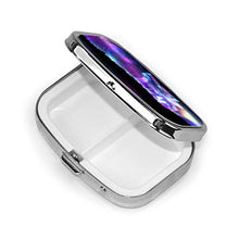 VunKo Space Wolf - Portapillole portatile in metallo, piccolo contenitore per pillole per borsa o tasca, 2 scomparti per esigenze quotidiane e viaggi