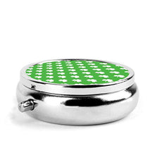 Contenitore per pillole rotondo a forma di cuore bianco con trifoglio su verde di San Patrizio, 3 scomparti in metallo per medicine e vitamine, contenitore decorativo per viaggi all'aperto