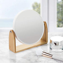 mDesign Specchio bagno girevole - Specchietto rotondo per camera da letto - Specchio per trucco da tavolo in plastica e bambù - Specchio ingranditore da bagno - bambù e bianco