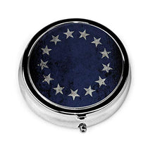 Betsy Ross - Contenitore rotondo per pillole a 3 scomparti, in metallo, con bandiera americana, per viaggi all'aperto