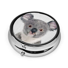 Baby Koala - Contenitore per pillole rotondo colorato a 3 scomparti, in metallo, per medicina e vitamina