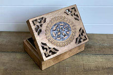Carved pattern Distressed bruciato Legno Treasure Chest Trinket