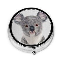 Baby Koala - Contenitore per pillole rotondo colorato a 3 scomparti, in metallo, per medicina e vitamina