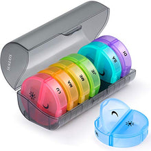 Sukuos, portapillole settimanale per 7 giorni, AM PM (due volte al giorno), con design a prova di umidità, per borsa e tasche (arcobaleno)