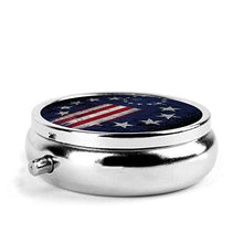 Betsy Ross - Contenitore rotondo per pillole con bandiera americana a 3 scomparti, in metallo, per medicina e vitamine, per viaggi all'aperto