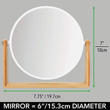 mDesign Specchio bagno girevole - Specchietto rotondo per camera da letto - Specchio per trucco da tavolo in plastica e bambù - Specchio ingranditore da bagno - bambù e bianco