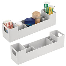 mDesign Set da 2 organizer portaoggetti con manici laterali – Cassetta pronto soccorso con 8 scomparti per creme, cerotti e medicinali – Scatola porta medicine ideale per il bagno – grigio chiaro