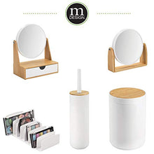 mDesign Specchio bagno girevole - Specchietto rotondo per camera da letto - Specchio per trucco da tavolo in plastica e bambù - Specchio ingranditore da bagno - bambù e bianco