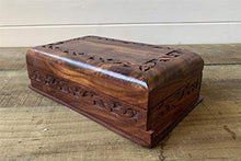 Carved pattern di legno scura Treasure Chest Trinket