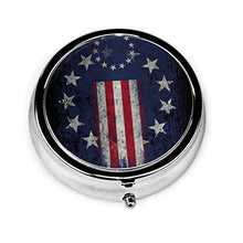 Betsy Ross - Contenitore rotondo per pillole con bandiera americana a 3 scomparti, in metallo, per medicina e vitamine, per viaggi all'aperto