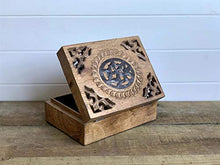 Carved pattern Distressed bruciato Legno Treasure Chest Trinket