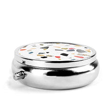 Terrazzo Treasure Elisabeth Fredriksson - Contenitore rotondo per pillole a 3 scomparti, in metallo, per medicina e vitamine, per viaggi all'aperto