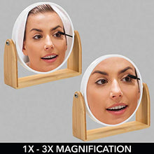 mDesign Specchio bagno girevole - Specchietto rotondo per camera da letto - Specchio per trucco da tavolo in plastica e bambù - Specchio ingranditore da bagno - bambù e bianco