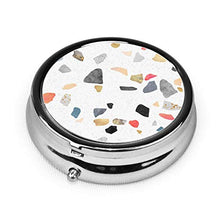 Terrazzo Treasure Elisabeth Fredriksson - Contenitore rotondo per pillole a 3 scomparti, in metallo, per medicina e vitamine, per viaggi all'aperto