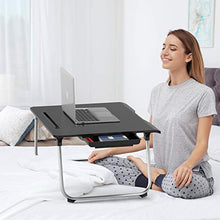 AboveTEK Tavolo per Laptop Pieghevole Extra Large - Scrivania da Letto per Computer Ergo da 17 "con Cassetto Estraibile, Supporto per Telefono/Tablet/Portabicchieri - Tavoli Resistenti da Divano