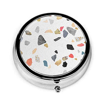 Terrazzo Treasure Elisabeth Fredriksson - Contenitore rotondo per pillole a 3 scomparti, in metallo, per medicina e vitamine, per viaggi all'aperto