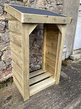 CW Bespoke Fioriere NUOVO - Devonshire Outdoor Log Store. Legno trattato. Tetto in feltro