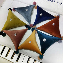 Metyou - Cuscino a forma di triangolo, rimovibile, con pompon a forma di palla, per letto/divano/auto (arancione)
