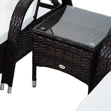 Outsunny Set Mobili da Giardino 2 Sdraio e Tavolino Lettino Prendisole Reclinabile con Rotelle Rattan Marrone