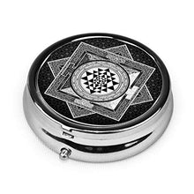 Sri Yantra - Contenitore rotondo per pillole, con 3 scomparti, in metallo, per medicinali e vitamine, per viaggi all'aperto