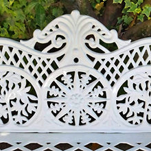 Panca bianca in alluminio, resistente per esterni e giardino, fabbricazione artigianale europea.