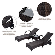 Outsunny Set Mobili da Giardino 2 Sdraio e Tavolino Lettino Prendisole Reclinabile con Rotelle Rattan Marrone