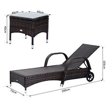Outsunny Set Mobili da Giardino 2 Sdraio e Tavolino Lettino Prendisole Reclinabile con Rotelle Rattan Marrone