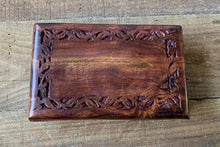 Carved pattern di legno scura Treasure Chest Trinket