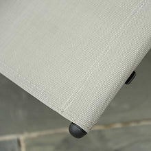 Outsunny Poltrona a Dondolo da Giardino, Lettino Sdraio con Poggiatesta e Tasca Laterale, 150x62x88cm Nero e Grigio