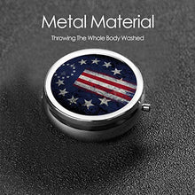 Betsy Ross - Contenitore rotondo per pillole con bandiera americana a 3 scomparti, in metallo, per medicina e vitamine, per viaggi all'aperto