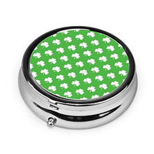 Contenitore per pillole rotondo a forma di cuore bianco con trifoglio su verde di San Patrizio, 3 scomparti in metallo per medicine e vitamine, contenitore decorativo per viaggi all'aperto