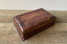 Carved pattern di legno scura Treasure Chest Trinket