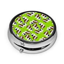 Scatola rotonda per medicina portatile, mini pillole in metallo, dispenser per pillole, borsa da tasca, regalo da viaggio, Basset Hound su verde lime