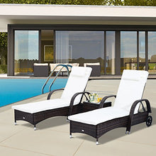 Outsunny Set Mobili da Giardino 2 Sdraio e Tavolino Lettino Prendisole Reclinabile con Rotelle Rattan Marrone