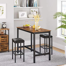 VASAGLE Sgabelli da Bar, Set di 2 Sgabelli da Pranzo Imbottiti in PU, 40 x 30 x 62 cm, Senza Schienale, Montaggio Semplice, Industriale, Sala da Pranzo, Cucina, Cuscino Nero e Telaio Nero LBC068B81