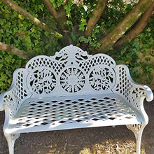 Panca bianca in alluminio, resistente per esterni e giardino, fabbricazione artigianale europea.