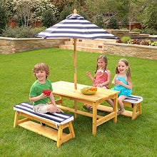 KidKraft 106 Set tavolo e panchine in legno per bambini con cuscini e ombrellone, mobili per giardino e per esterno, Strisce blu navy e bianche